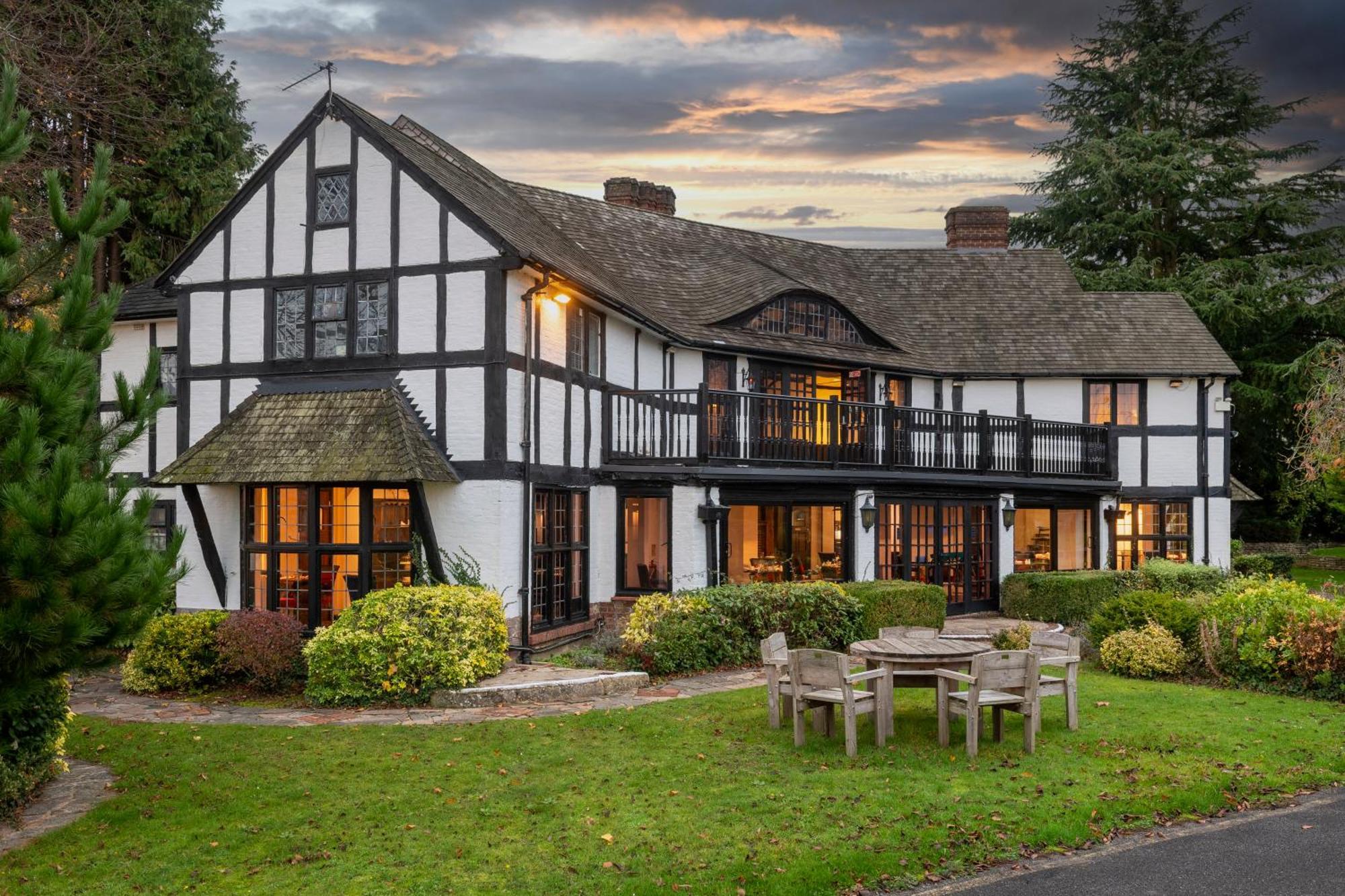 Thatchers East Horsley Exterior photo