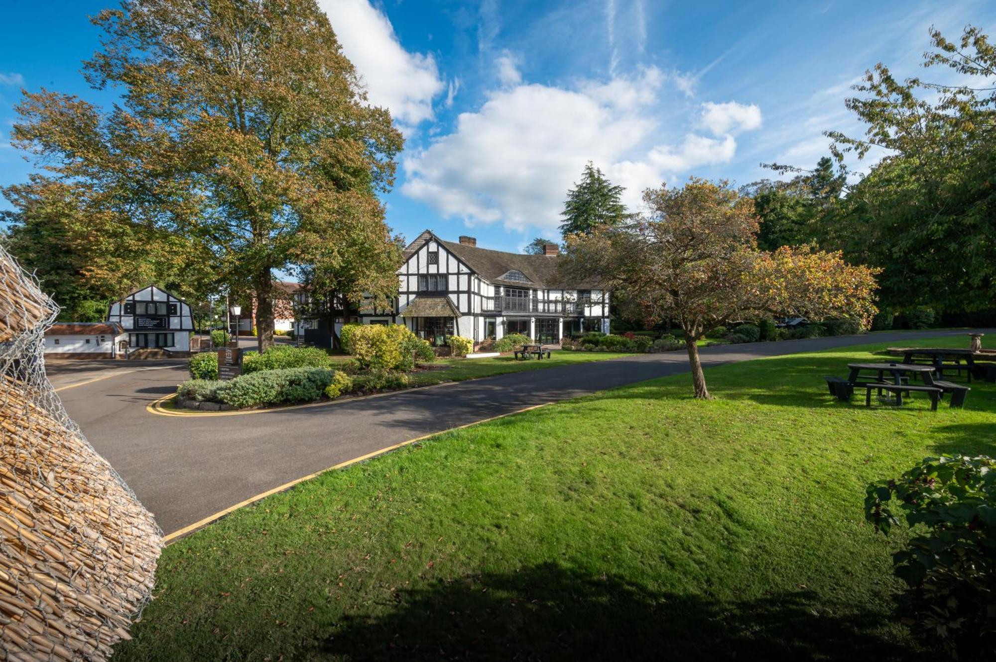 Thatchers East Horsley Exterior photo