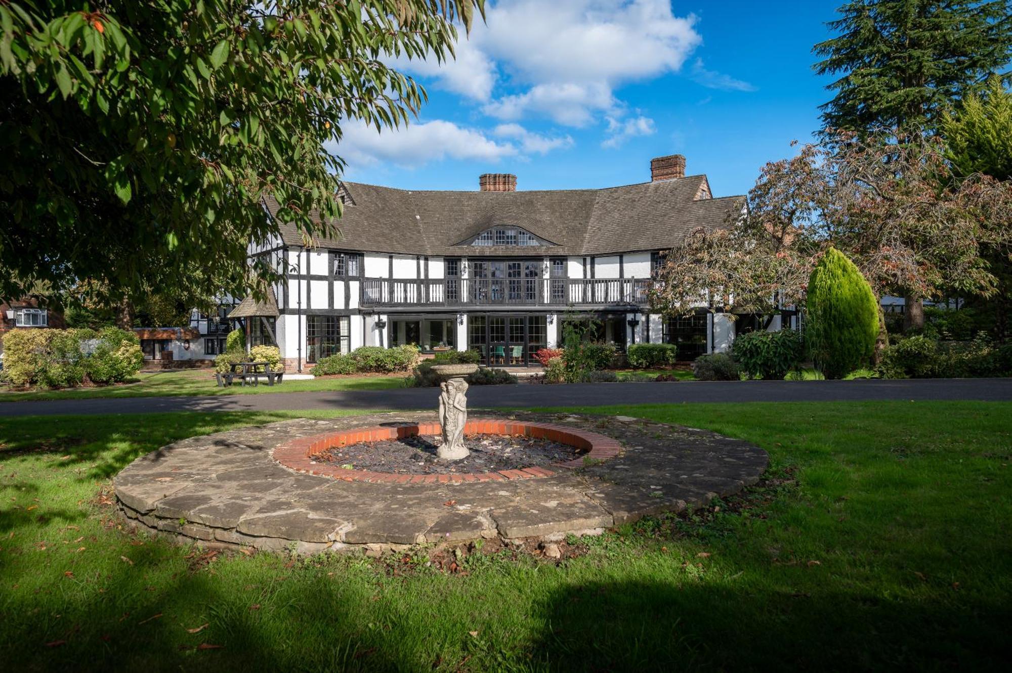 Thatchers East Horsley Exterior photo